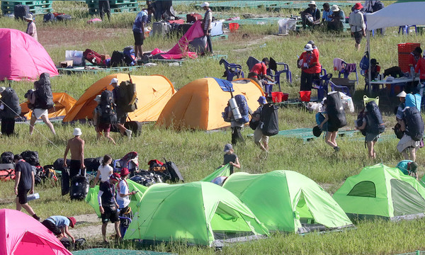 2023 새만금 세계스카우트 잼버리 대원들이 2023년 8월 8일 전북 부안군 잼버리 현장을 떠나거나 짐을 꾸리고 있다. 사진=연합뉴스