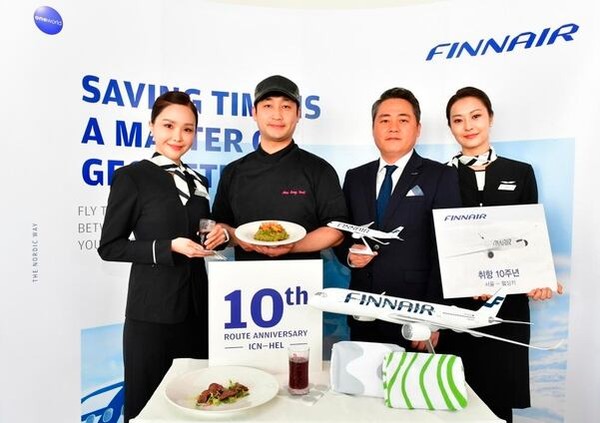 김동환 핀에어 한국지사장(왼쪽에서 세번째)이 남성렬 셰프(왼쪽에서 두번째), 승무원들과 한국 노선 취항 10주년 간담회에서 기념촬영하고 있다. 사진=핀에어