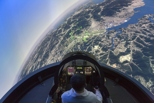 T50 시뮬레이터를 직접 탑승해봤다. 초록색 HUD가 전투기의 현재 상황을 알려준다. 사진=KAI