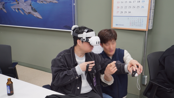 VR로 구현된 전자식기술교범(IETM)을 직접 체험하며 KF21 내부 구조를 확인했다. 사진=KAI