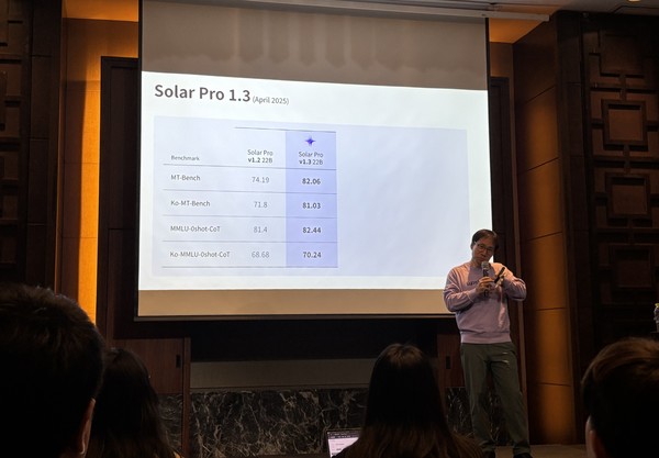 김성훈 업스테이지 대표가 솔라 프로 1.3에 대해 소개하고 있다. 사진=이코노믹리뷰 김효경 기자