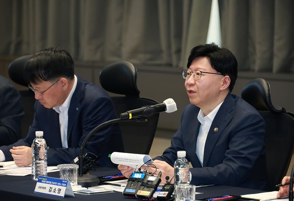 올해 3월 12일 서울 중구 신한은행 본점 대강당에서 열린 ‘비대면 계좌 개설 안심 차단 서비스 시행 간담회’에서 김소영 금융위원회 부위원장이 모두발언을 하고 있다. 출처=금융위원회