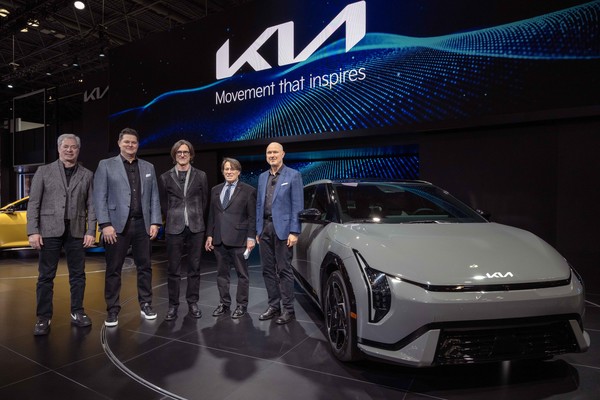 러셀 와거 기아 미국법인 마케팅담당, 에릭 왓슨 기아 미국법인 영업담당, 톰 컨즈 기아 미국 디자인센터 수석 디자이너, 스티븐 센터 기아 미국법인 최고운영책임자(COO), 올스 헤드릭 기아 미국법인 상품기획 디렉터가 2025 뉴욕 국제 오토쇼 기아관에서 기념사진을 촬영하는 모습. 사진=현대차그룹