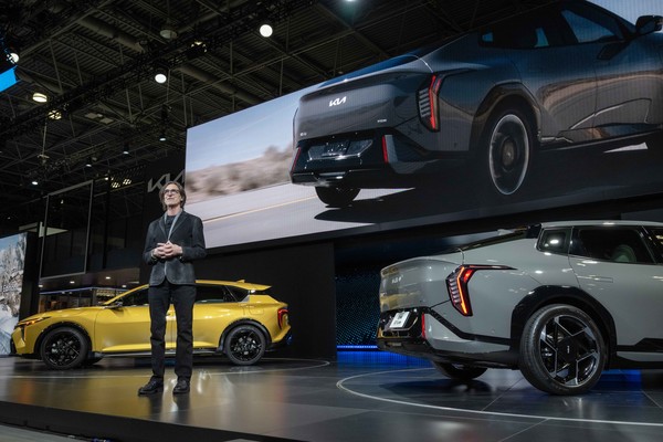 톰 컨즈 기아 미국 디자인센터 수석 디자이너가 발표하는 모습. 사진=현대차그룹