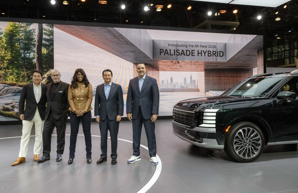 이상엽 현대제네시스글로벌디자인담당 부사장, 루크 동커볼케 현대차그룹 CDO(글로벌디자인본부장) 겸 CCO(최고크리에이티브책임자) 사장, 올라비시 보일 현대차 북미권역본부 제품기획 및 모빌리티 전략담당 Senior Vice President, 호세 무뇨스 현대차 대표이사 사장, 랜디 파커 현대차 북미권역본부 CEO가 2025 뉴욕 국제 오토쇼 현대차관에서 기념사진을 촬영하는 모습. 사진=현대차그룹