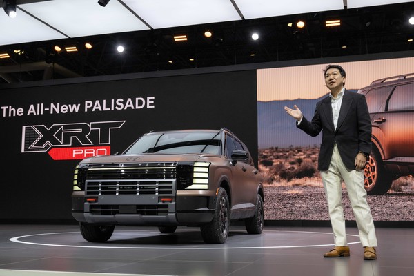 현대자동차가 16일(수, 현지시간) 미국 뉴욕 제이콥 재비츠 컨벤션 센터(Jacob Javits Convention Center)에서 열린 ‘2025 뉴욕 국제 오토쇼(2025 New York International Auto Show)’에서 ‘디 올 뉴 팰리세이드(The all-new Palisade)’를 북미에 최초로 선보였다. 이상엽 현대제네시스글로벌디자인담당 부사장이 발표하는 모습. 사진=현대차그룹