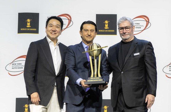 이상엽 현대제네시스글로벌디자인담당 부사장, 루크 동커볼케 현대차그룹 CDO(글로벌디자인본부장) 겸 CCO(최고크리에이티브책임자) 사장, 호세 무뇨스 현대차 대표이사 사장이 세계 올해의 전기차(캐스퍼 일렉트릭) 수상 기념사진을 촬영하는 모습. 사진=현대차그룹