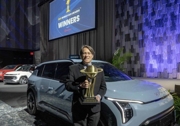 스티븐 센터 기아 미국법인 최고운영책임자(COO)가 세계 올해의 차(EV3) 수상 기념사진을 촬영하는 모습. 사진=현대차그룹