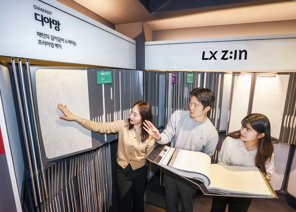 고객들이 'LX하우시스 지인스퀘어' 전시장에서 디아망 벽지 신제품을 살펴보고 있는 모습.