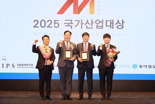 한국서부발전은 17일(목) 서울 서초 엘타워에서 열린 ‘2025 국가산업대상’ 시상식에서 제조품질, 환경경영 부문 대상을 각각 수상했다. 사진은 김평기 서부발전 발전처장(왼쪽 두 번째)과 김대성 환경운영실장(오른쪽 두 번째) 등 서부발전 수상자가 기념촬영하는 모습. 사진=한국서부발전