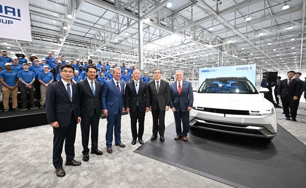 정의선 현대자동차그룹 회장, 장재훈 현대자동차그룹 부회장, 호세 무뇨스 사장과 브라이언 캠프 조지아 주지사가 HMGMA 준공식에 참가했다. 사진=연합뉴스