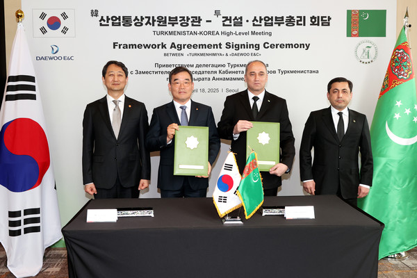 김보현 대우건설 사장(왼쪽 두 번째)과 도브란겔디 사파예프 투르크메니스탄 국영화학공사 회장(세 번째)이 기본 합의서를 들고 기념촬영을 하고 있다.. 사진=대우건설