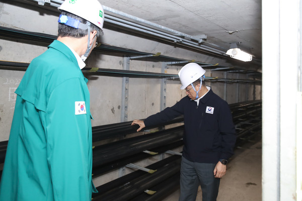 진현환 국토교통부 제1차관이 18일 대전 서구에 위치한 '둔산 공동구'를 방문해 안전관리 실태를 특별점검하고 있다. 출처=국토부