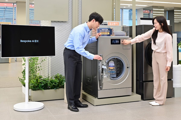 삼성전자 모델들이 2025년형 비스포크 AI 콤보의 'AI 홈' 기능을 체험하고 있다. 사진=삼성전자