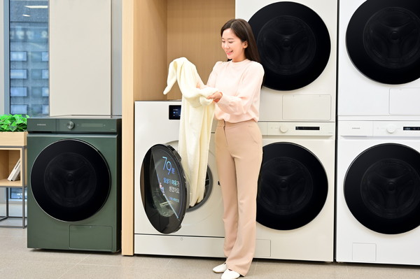 삼성전자 모델이 전국 약 1,000개 매장으로 판매를 확대하는 2025년형 '비스포크 AI 콤보'를 체험하고 있다. 사진=삼성전자