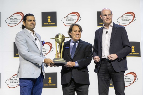 스티븐 센터 기아 미국법인 최고운영책임자(COO)가 세계 올해의 차를 수상하는 모습 (왼쪽부터) 월드카 어워즈 싯다르트 비나야크 파탄카르 의장, 스티븐 센터 기아 미국법인 최고운영책임자(COO), 월드카 어워즈 옌스 마이너스 심사위원. 사진=현대차그룹