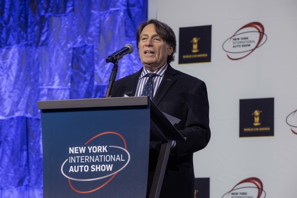 스티븐 센터 기아 미국법인 최고운영책임자(COO)가 세계 올해의 차 수상 소감을 발표하는 모습. 사진=현대차그룹