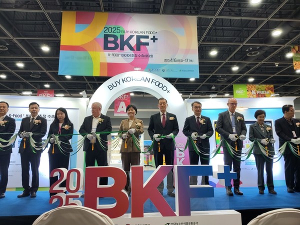 최근 서울 양재동 aT센터에서 열린 '2025 상반기 K-Food+ 바이어초청 수출상담회'에서 참석자들이 테이프 커팅을 하고 있다. 출처=한국농어촌공사