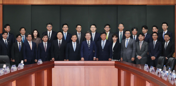 더불어민주당 이재명 대선 경선 후보가 21일 서울 여의도 금융투자협회에서 열린 자본시장 활성화를 위한 정책간담회에서 참석자들과 기념촬영을 하고 있다. 사진=연합뉴스.