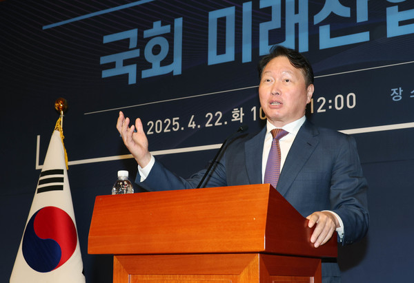 22일 국회 미래산업포럼 발족식에서 최태원 대한상의 회장이 기조강연을 하고 있다. 사진=대한상공회의소