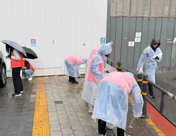 코레일유통은 22일 '지구의 날'을 맞아 '민관협력 꽁냥꽁냥 캠페인'에 동참해 담배꽁초를 줍고 있다. 출처=코레일유통