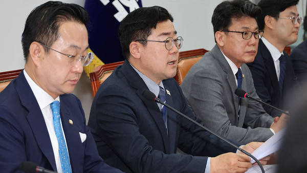 더불어민주당 박찬대 당대표 직무대행 겸 원내대표가 4월 22일 서울 여의도 국회에서 열린 원내대책회의에서 발언하고 있다. 사진 = 연합뉴스.