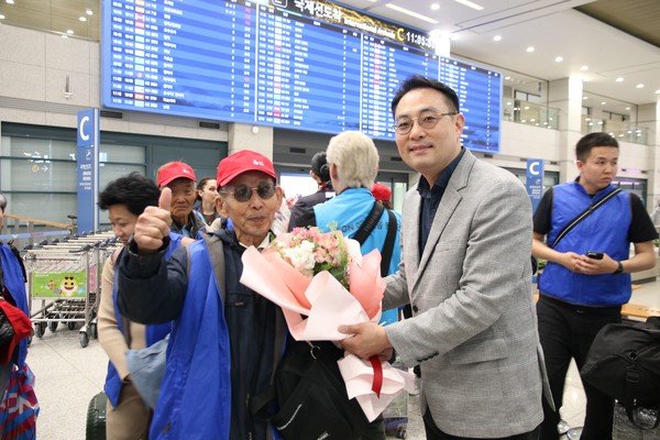 한 고려인 동포가 92년 만의 첫 모국 방문을 기념해 이스타항공 이경민 커머셜 본부장 및 임직원들의 환영 인사를 받고 있다. 사진=이스타항공