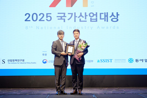 17일 서울 서초구 양재동 엘타워에서 열린 '2025 국가산업대상' 에서 남희진 캠코 경영지원부문 총괄이사(오른쪽)가 '동반성장' 부문 대상을 수상하고 기념촬영을 하고 있다. 출처=캠코 