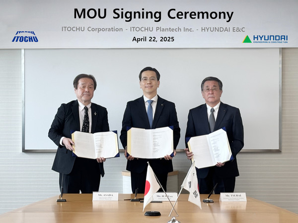 22일 일본 도쿄에 위치한 이토추상사 본사에서 아사다 야스히코 이토추 플랜테크 사장(왼쪽부터), 이한우 현대건설 대표, 츠바이 히로유키 이토추상사 부사장이 업무협약을 체결 후 기념사진을 촬영하고 있다. 사진=현대건설