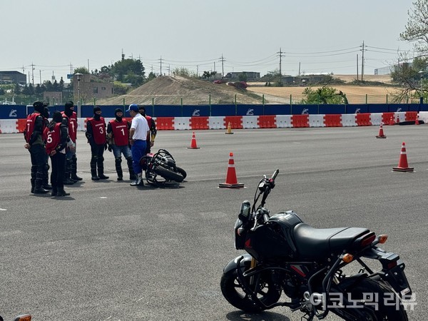 수강생들이 24일 바이크 강습에 참여 중이다. 사진=양정민 이코노믹리뷰 기자