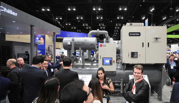 LG전자가 데이터센터의 전력소비를 줄인 냉각 솔루션 개발에 본격 나선다. 올해 2월 열린 북미 최대 공조 전시회 'AHR EXPO 2025'에서 관람객들이 데이터센터 열관리 솔루션으로 주목 받고 있는 '칠러'를 둘러보는 모습. 사진=LG전자