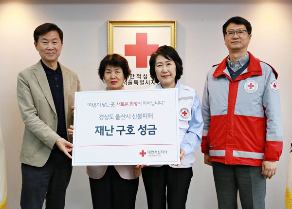 (왼쪽부터) 제일평화시장 상인회 류명영 1층회장, 김은식 3층 회장, 적십자 서울지사 허혜숙 사무처장, 윤종옥 나눔기획팀장