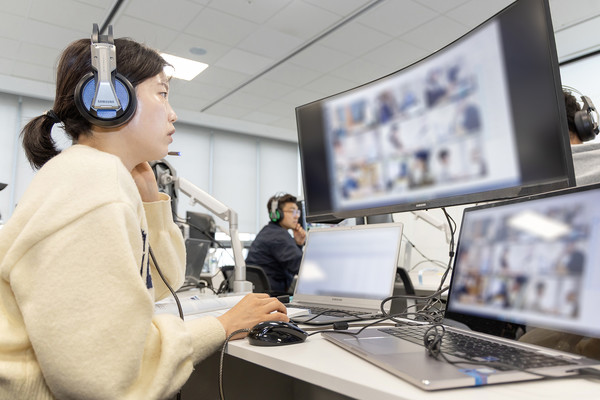 4월 19일 삼성전자 인재개발원(경기도 용인)에서 삼성전자 감독관이 삼성직무적성검사 응시자를 대상으로 예비 소집을 진행하는 모습. 사진=삼성