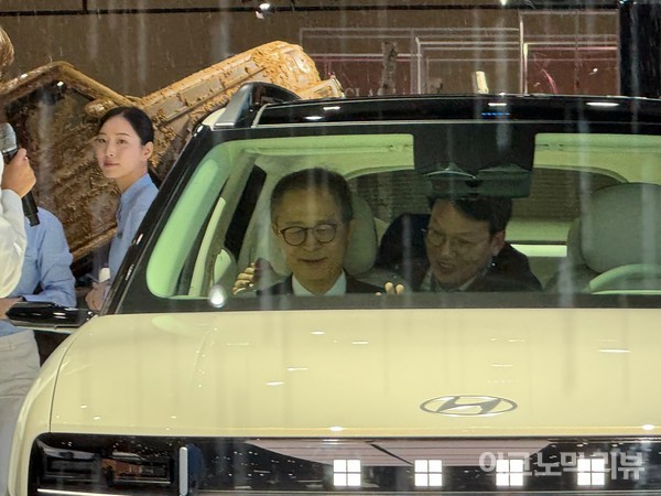 4일 경기도 킨텍스에서 열린 '2025 서울모빌리티쇼' 개막식에서 이승렬 산업부 산업정책실장이 현대자동차 '넥쏘'를 타보며 미소 짓고 있다. 사진=양정민 이코노믹리뷰 기자