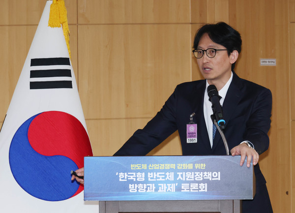 한국형 반도체 지원정책의 방향과 과제 토론회에서 김덕파 고려대학교 교수가 ‘반도체 산업 현황 및 정책’이라는 주제로 발제를 하고 있다. 사진=대한상의