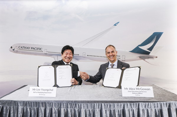 이영철 SK에너지 마케팅본부장(왼쪽)과 알렉스 맥고완 캐세이퍼시픽항공 운영 및 서비스 제공 최고 책임자(오른쪽)가 10일 홍콩 캐세이퍼시픽항공 본사에서 SAF 공급 계약을 체결하고 있다. 사진=SK에너지