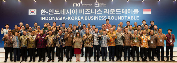 신동빈 롯데그룹 회장을 비롯한 한-인니 주요 관계자들이 28일 인도네시아 자카르타 랭햄 호텔에서 열린 '한-인도네시아 비즈니스 라운드테이블'에 참석해 기념촬영을 하고 있다. (사진 앞줄 왼쪽 일곱번째부터) 간디 술리스티얀토 전 주한인도네시아 대사, 체쳅 헤라완 주한인도네시아대사 내정자, 신타 캄타니 인니경총 (APINDO) 회장, 토도투아 파사리부 투자부 차관, 신동빈 롯데그룹 회장, 박수덕 주인도네시아한국대사대리, 김창범 한경협 부회장, 성김 현대차 사장. 사진=한경협