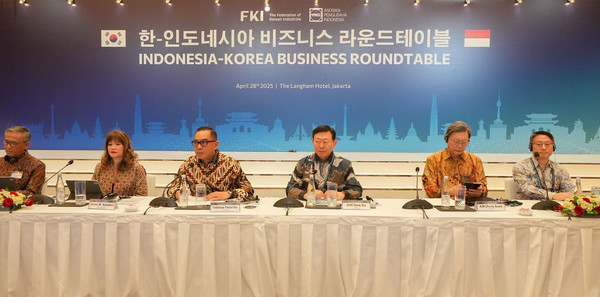 토도투아 파사리부 투자부 차관이 28일 인도네시아 자카르타 랭햄 호텔에서 열린 '한-인도네시아 비즈니스 라운드테이블'에 참석해 인사말을 하고 있다. (사진 앞줄 왼쪽부터) 체쳅 헤라완 주한인도네시아대사 내정자, 신타 캄타니 인니경총 (APINDO) 회장, 토도투아 파사리부 투자부 차관, 신동빈 롯데그룹 회장, 김창범 한경협 부회장, 박수덕 주인도네시아한국대사대리. 사진=한경협