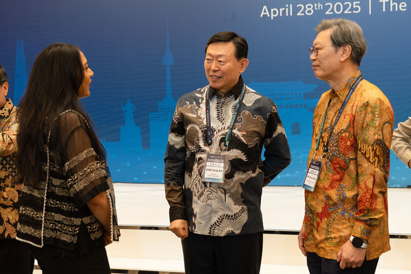 신동빈 롯데그룹 회장과 김창범 한경협 부회장이 28일 인도네시아 자카르타 랭햄 호텔에서 열린 '한-인도네시아 비즈니스 라운드테이블'에 참석해 인니측 관계자와 대화를 나누고 있다. 사진=한경협