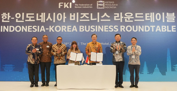 김창범 한국경제인협회 부회장과 신타 캄타니 인니경총 (APINDO) 회장이 28일 인도네시아 자카르타 랭햄 호텔에서 열린 '한-인도네시아 비즈니스 라운드테이블'에 참석해 양 기관 간 MOU를 체결하고 기념촬영을 하고 있다. (사진 앞줄 왼쪽부터) 간디 술리스티얀토 전 주한인도네시아 대사, 체쳅 헤라완 주한인도네시아대사 내정자, 토도투아 파사리부 투자부 차관, 신타 캄타니 인니경총 (APINDO) 회장, 김창범 한경협 부회장, 신동빈 롯데그룹 회장, 박수덕 주인도네시아한국대사대리. 사진=한경협