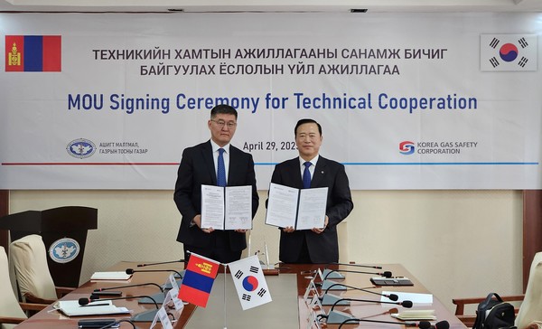 박경국 한국가스안전공사 사장(오른쪽)이 강후야그 샤라브도르지(Gankhuyag Sharavdorj) 몽골 광물석유청 청장과 29일 ‘한-몽골 가스안전 기술 협력을 위한 업무협약’을 체결한 후 기념 촬영을 하고 있다. 사진=한국가스안전공사