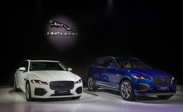 재규어랜드로버코리아의 재규어 뉴 XF(왼쪽)와 뉴 F-페이스. 사진= 재규어랜드로버코리아