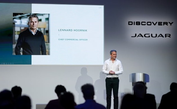 레너드 후르닉 재규어 랜드로버 최고사업책임자(CCO)가 한국 시장 사업 계획을 발표하고 있다. 사진= JLR코리아