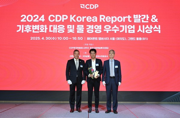 정주영 SK에어플러스 경영지원 담당임원(가운데)이 30일 '2024 CDP 코리아 기후변화 대응·물 경영 우수기업 시상식'에서 '탄소경영 특별상'을 수상한 뒤 관계자와 기념촬영을 하고 있다. 사진=SK에코플랜트