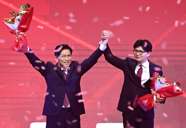 국민의힘 대선 후보로 선출된 김문수 후보(왼쪽)가 3일 경기 고양시 킨텍스에서 열린 국민의힘 전당대회에서 꽃다발을 들어올리고 있다. 사진=연합뉴스