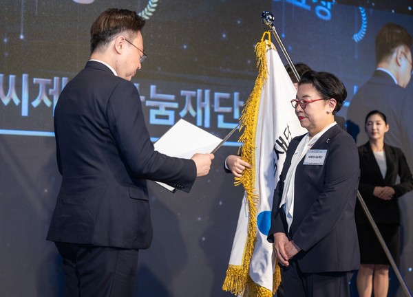 지난 2일 CJ나눔재단이 서울 중구 웨스틴 조선 서울호텔에서 진행된 '제103회 어린이날 기념식'에서 아동복지 증진에 기여한 공로로 ‘대통령 표창’을 수상한 가운데 민희경 CJ사회공헌추진단장(오른쪽)이 참석했다.