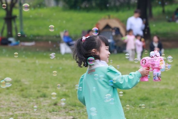 어린이날인 5일 서울 광진구 어린이대공원을 찾은 어린이가 비눗방울을 만들며 즐거운 시간을 보내고 있다. 사진=연합뉴스