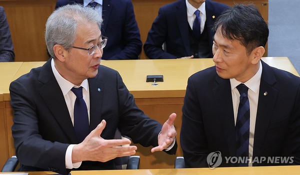 이복현 금융감독원장과 임종룡 우리금융그룹 회장이 올해 2월 13일 서울 한국금융연수원에서 열린 사외이사 양성 및 역량 강화 업무협약식에서 대화하고 있다. 사진 = 연합뉴스.