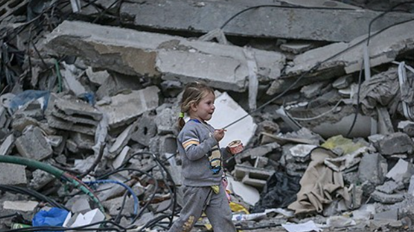 한 아이가 폐허가 된 가자지구를 지나고 있다. 사진=연합뉴스