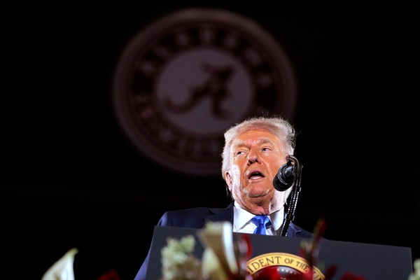 도널드 트럼프 미국 대통령이 지난 1일 미 앨라배마 대학교에서 졸업생들에게 연설하고 있다. 사진=연합뉴스